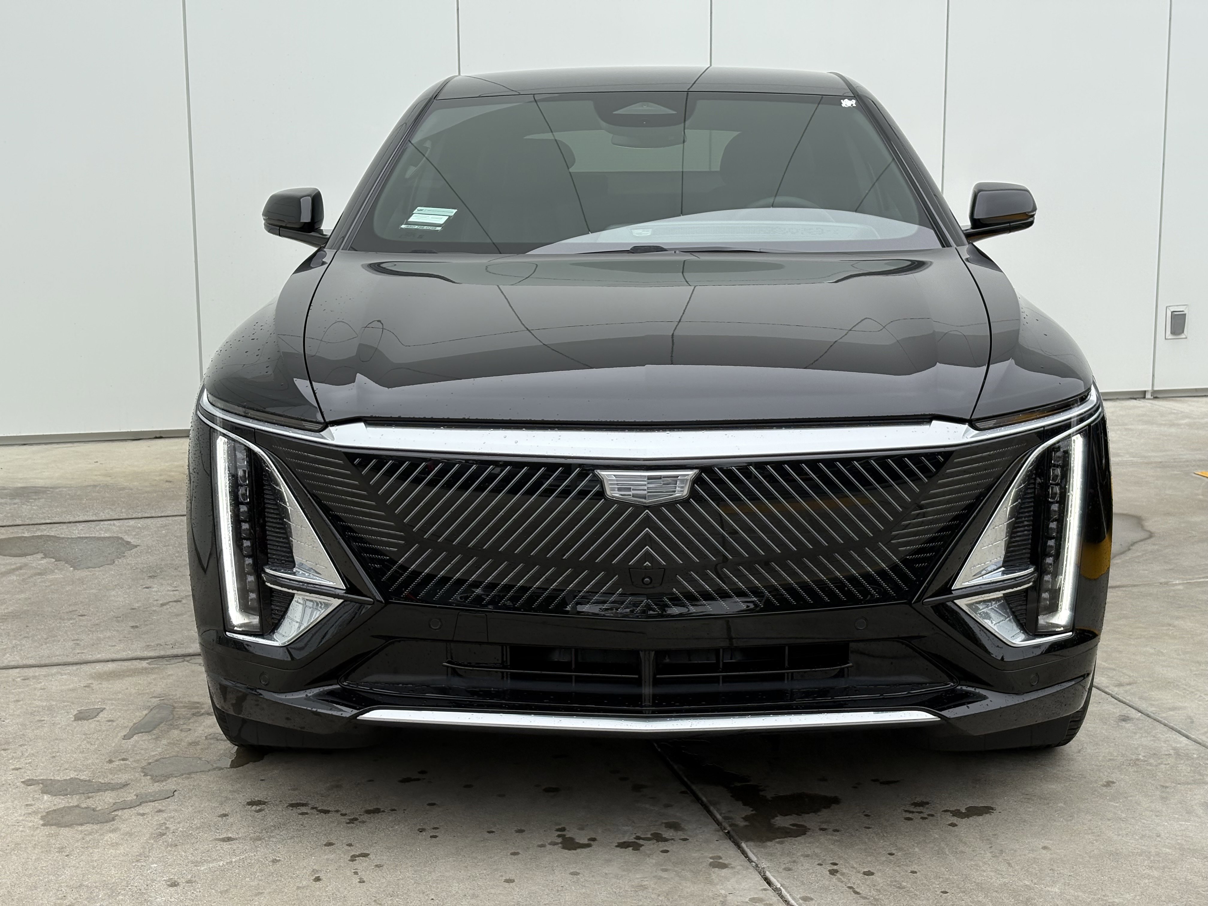 2025 Cadillac Lyriq Luxury photo 2