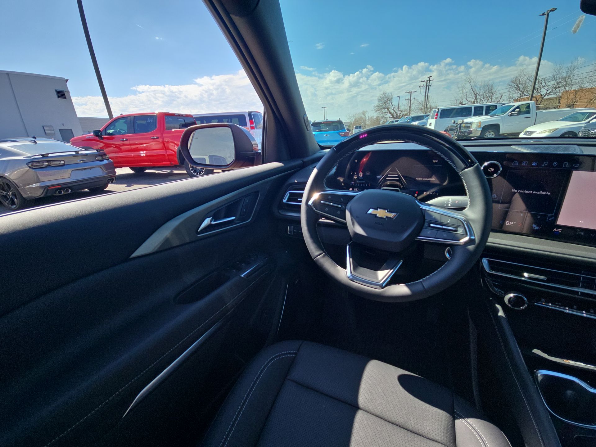 2025 Chevrolet Traverse photo 14
