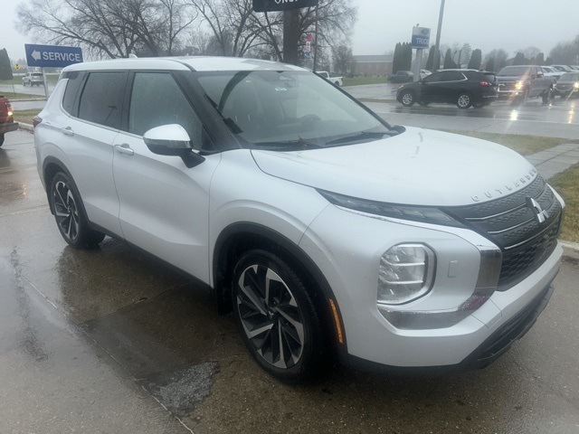 2022 Mitsubishi Outlander ES photo 3