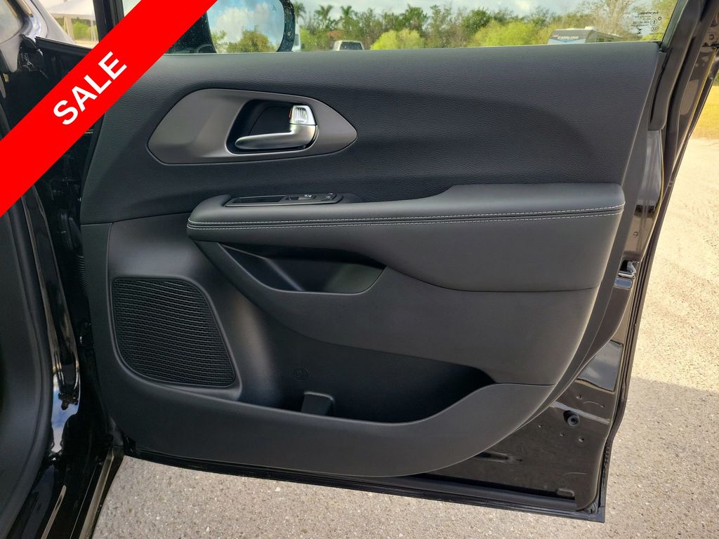 2025 Chrysler Pacifica photo 40