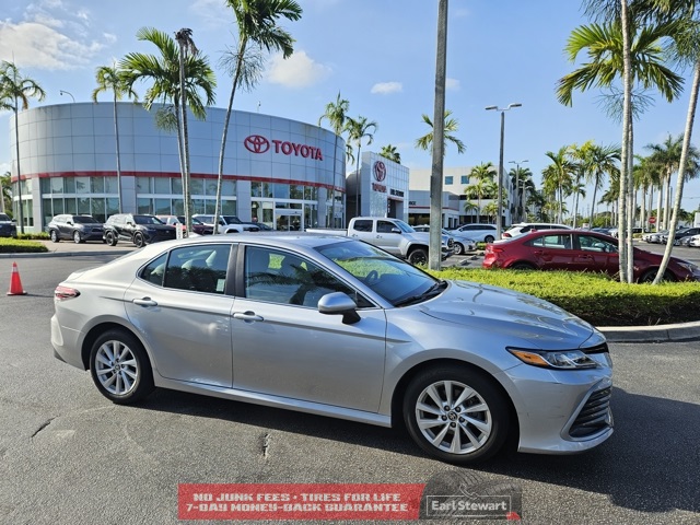 2022 Toyota Camry LE's photo