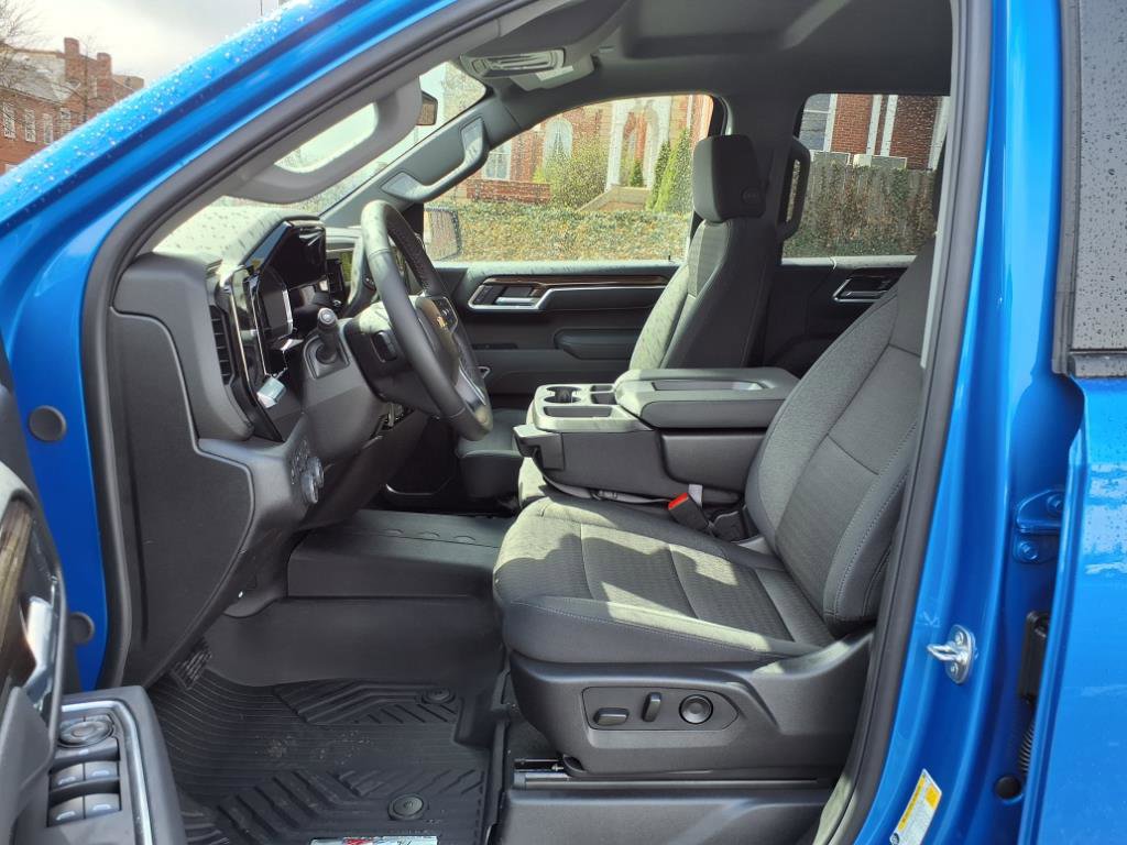 2025 Chevrolet Silverado 1500 LT photo 4