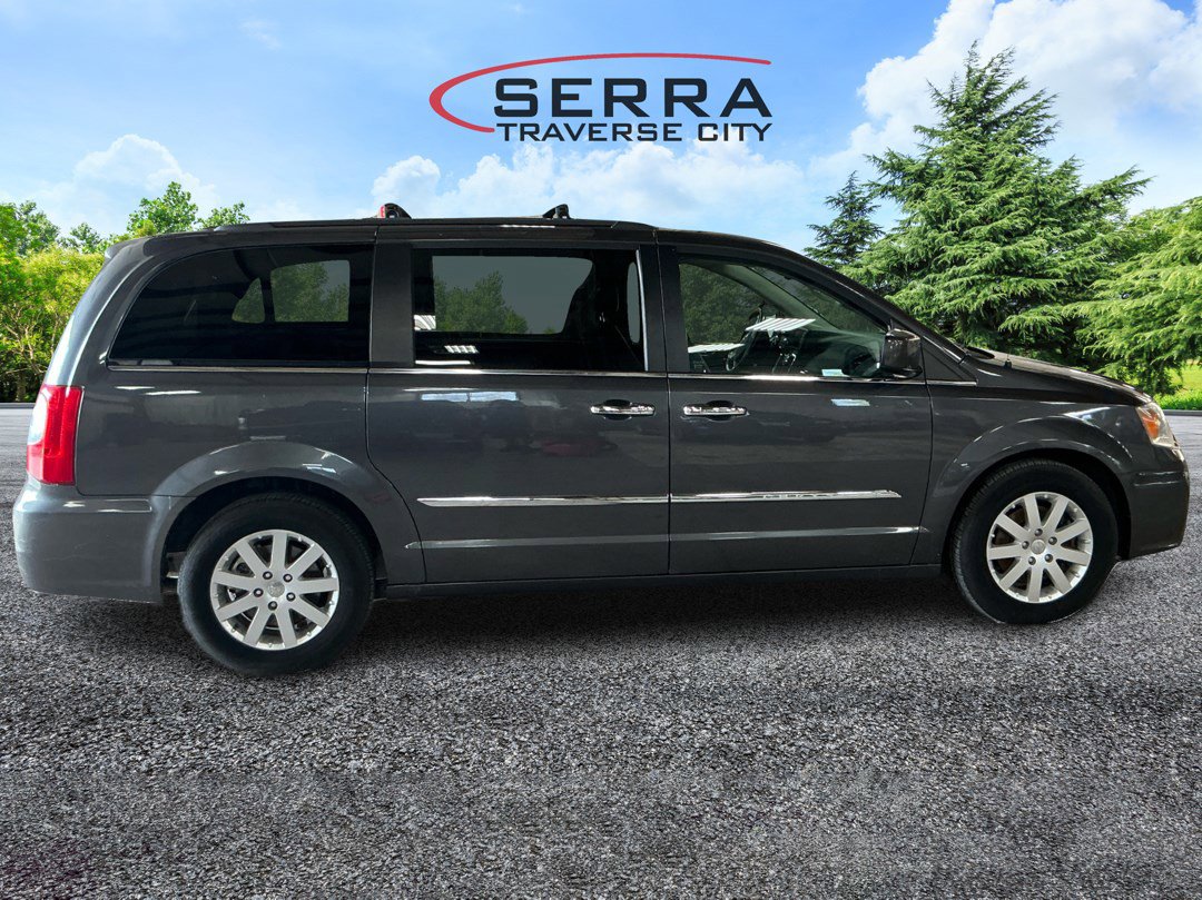 2016 Chrysler Town & Country Touring photo 4