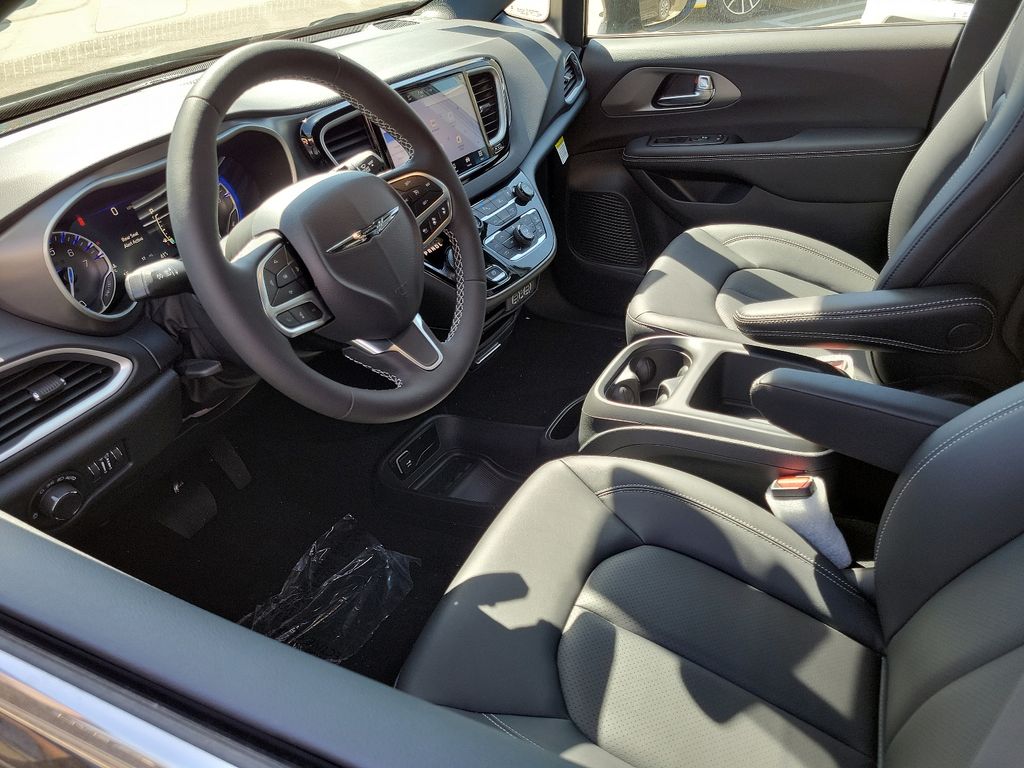 2025 Chrysler Voyager LX photo 2