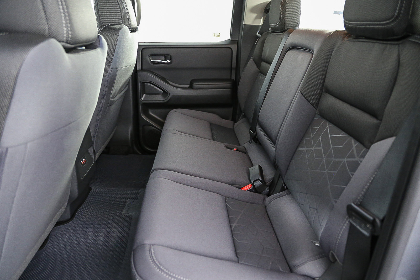 2025 Nissan Frontier Crew Cab SV photo 18