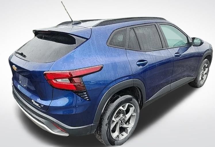2024 Chevrolet Trax LT photo 2