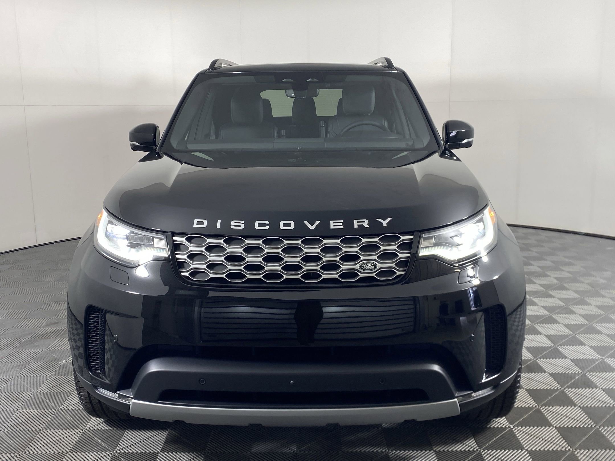 2025 Land Rover Discovery S photo 3