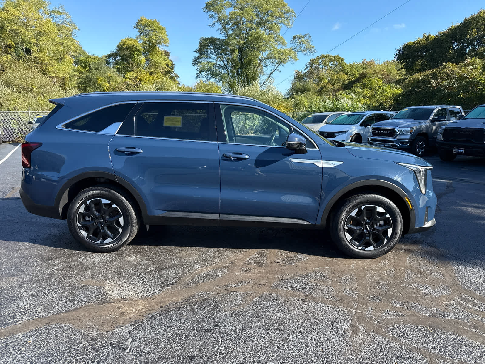2024 Kia Sorento S photo 2