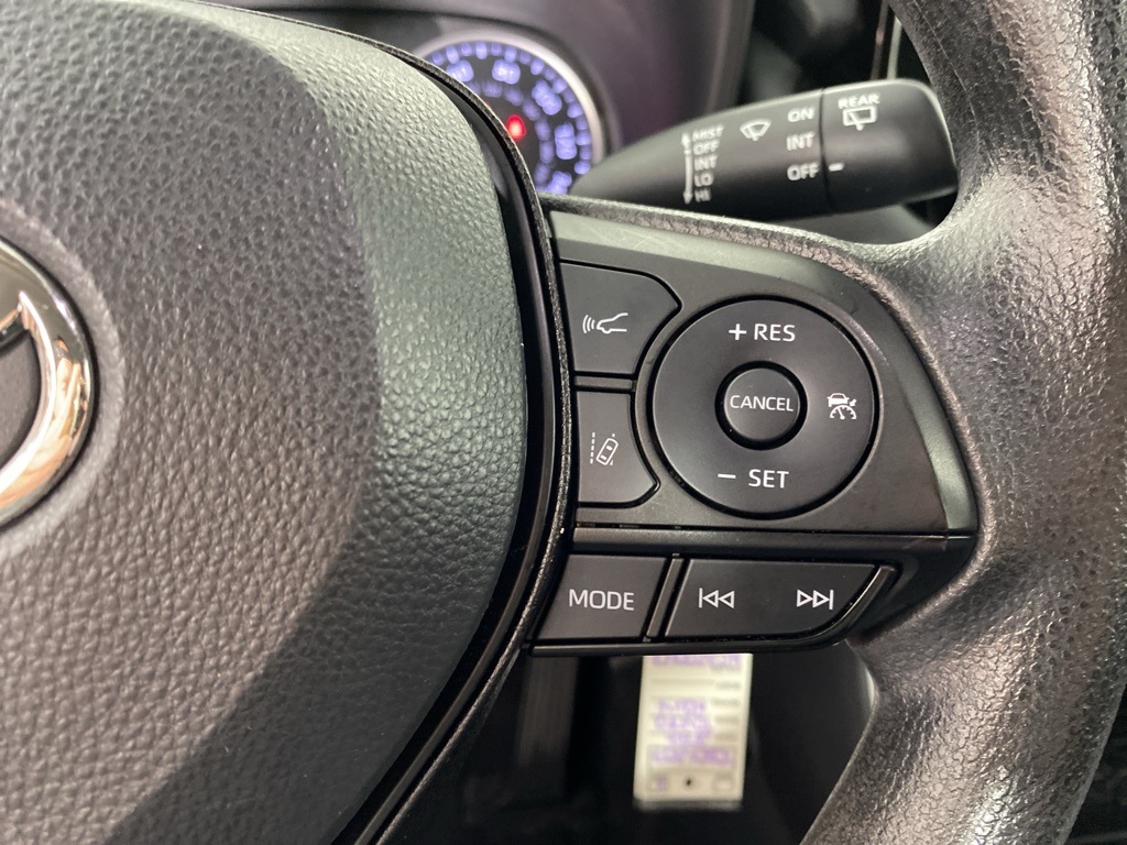 2022 Toyota RAV4 LE photo 8