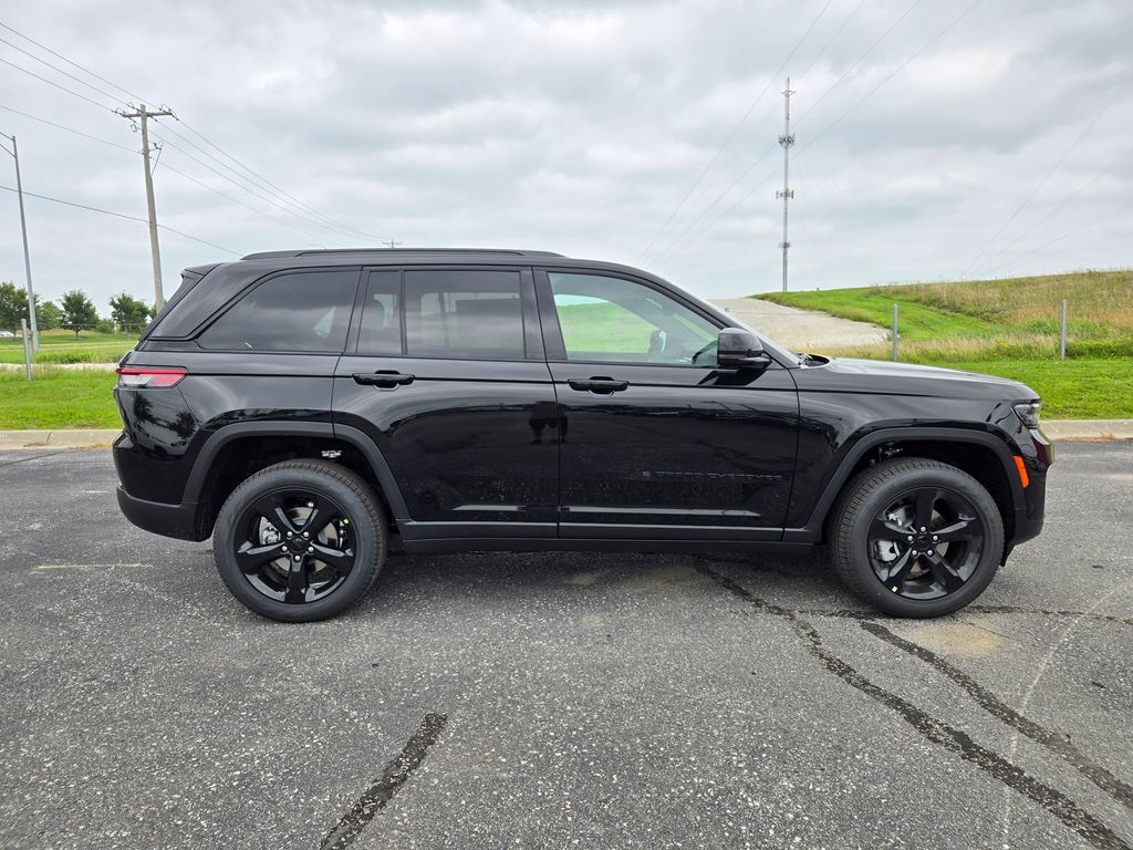2025 Jeep Grand Cherokee Limited photo 2