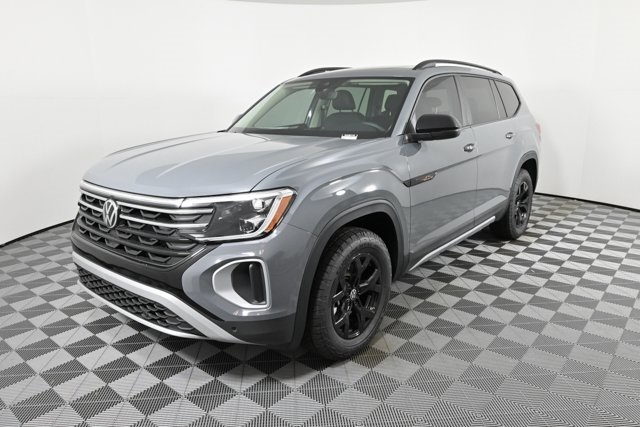 2025 Volkswagen Atlas Peak Edition SE photo 2