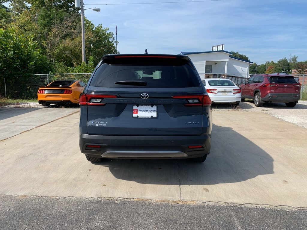 2026 Toyota Highlander Hybrid Limited photo 3