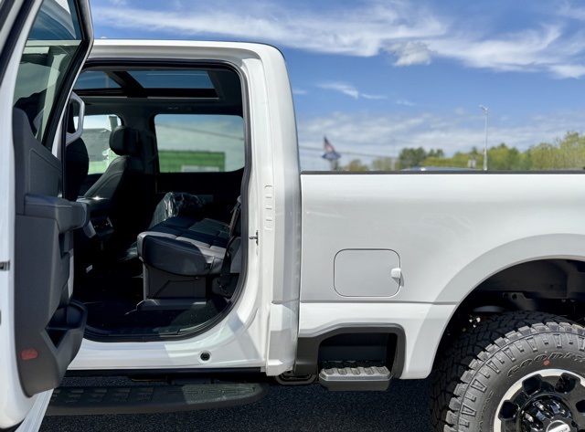 2025 Ford F-350 Lariat photo 27