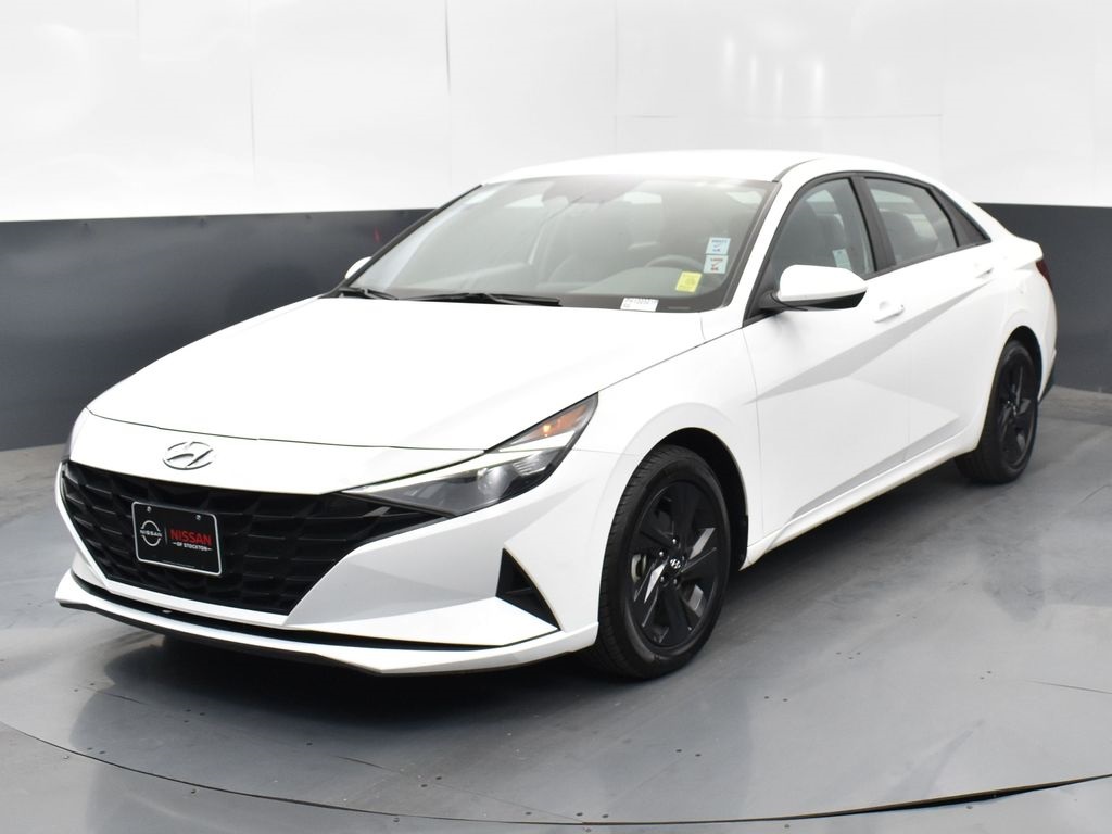 2023 Hyundai Elantra SEL photo 3