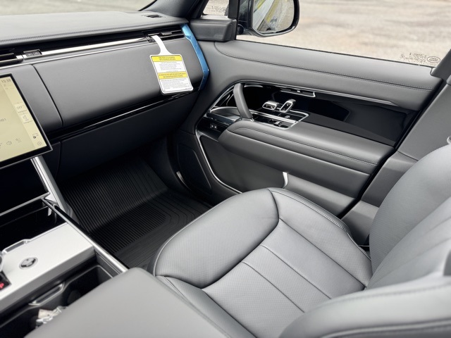 2025 Land Rover Range Rover SE photo 8