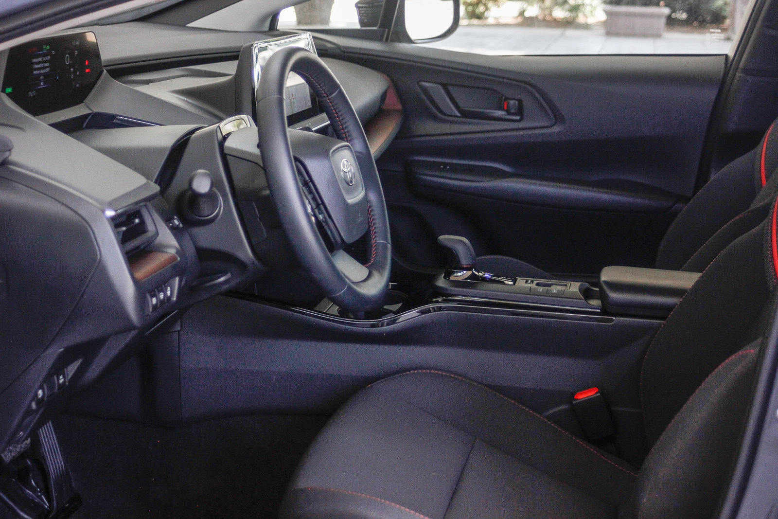 2025 Toyota Prius Plug-in SE photo 16