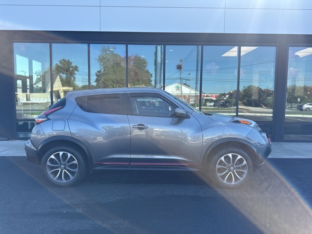 2017 Nissan Juke SV photo 2
