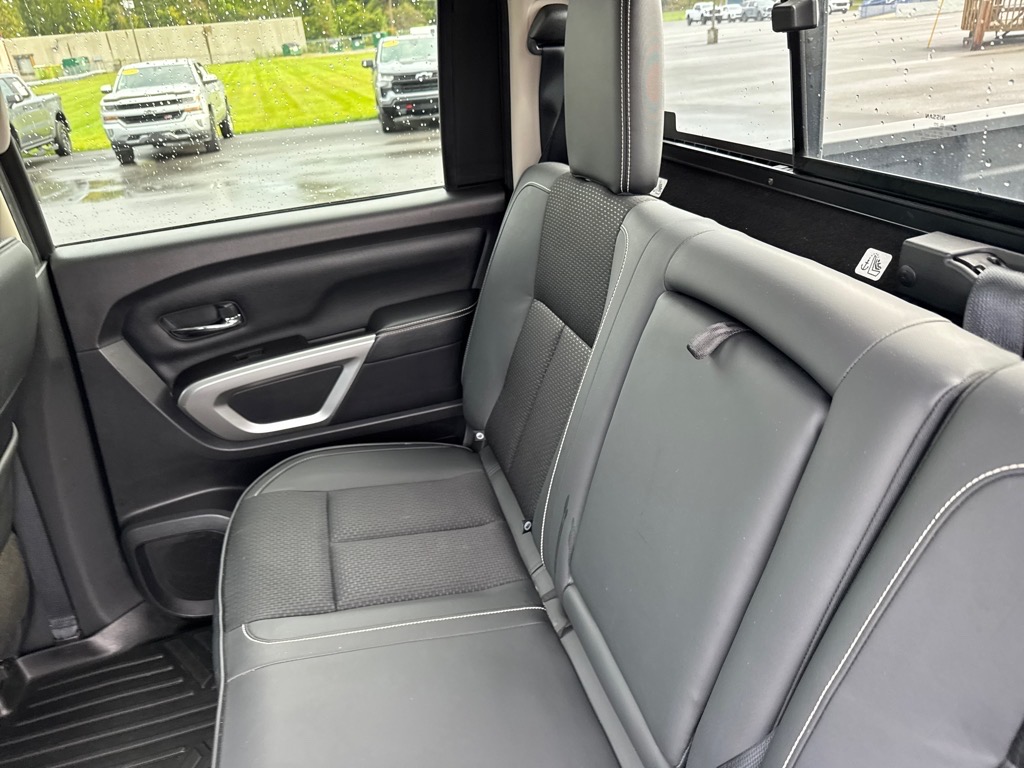 2019 Nissan Titan PRO-4X Crew Cab photo 12