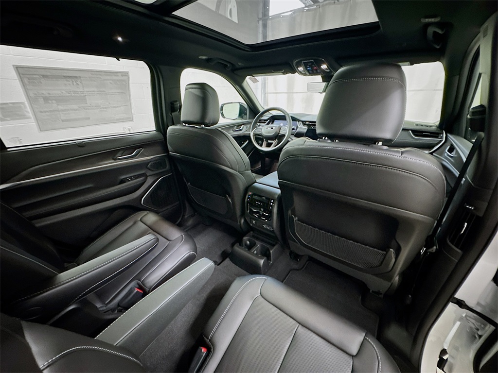 2025 Jeep Grand Cherokee Limited photo 28
