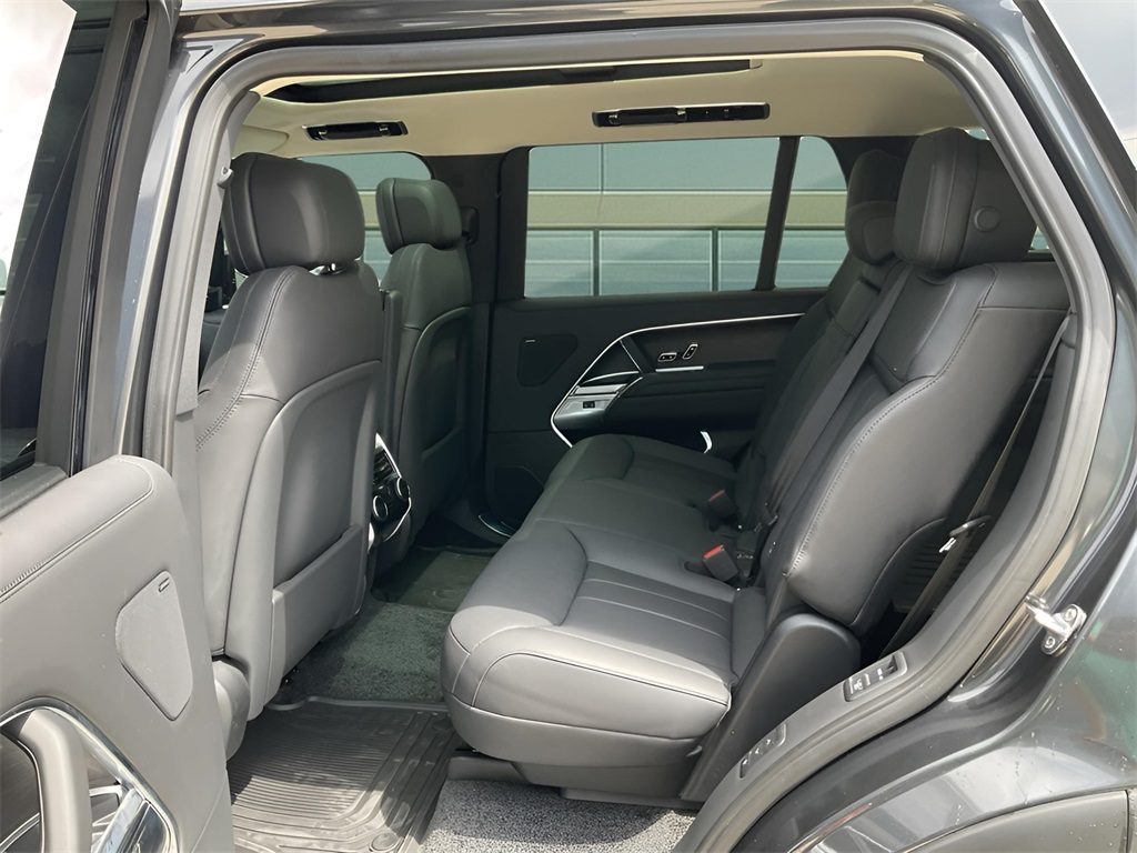 2025 Land Rover Range Rover SE photo 13