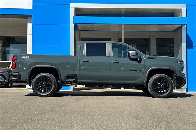 2025 Chevrolet Silverado 2500HD LT photo 3