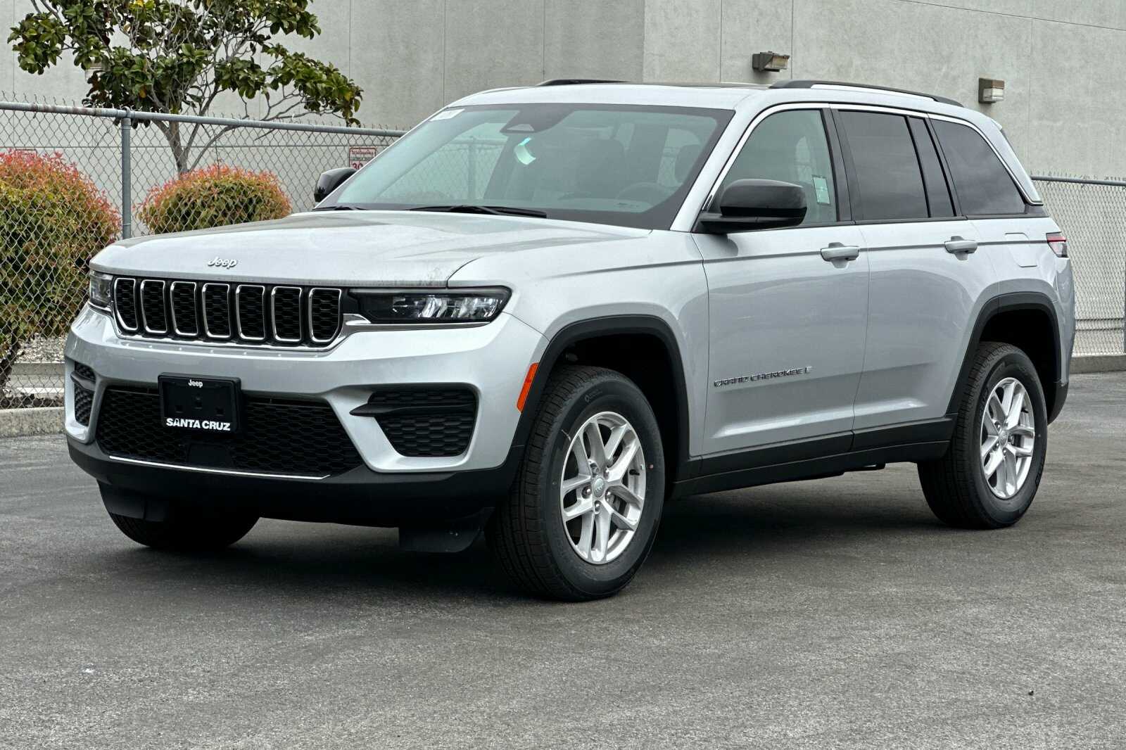 2023 Jeep Grand Cherokee Laredo X photo 2