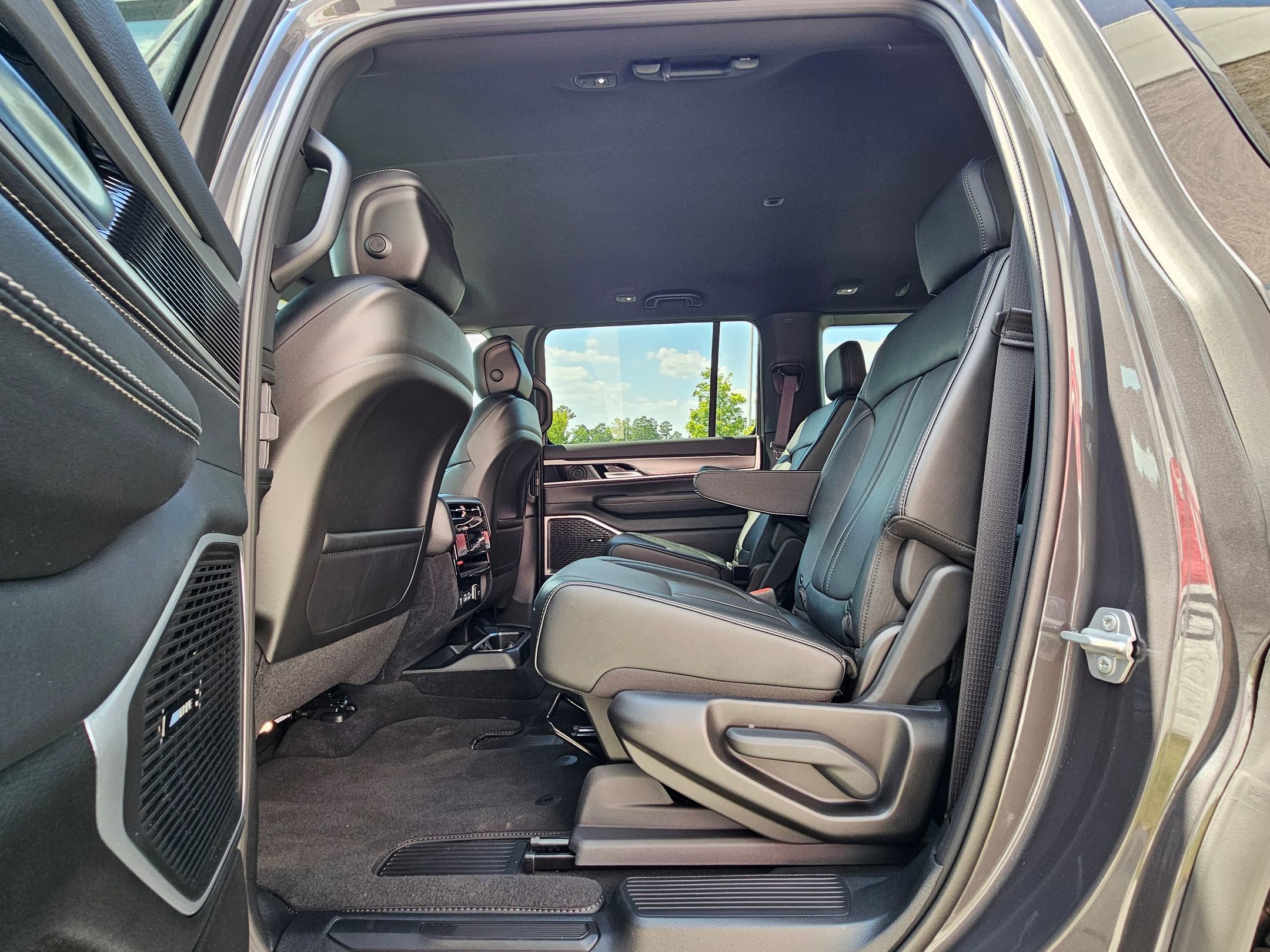2025 Jeep Wagoneer Series II Carbide photo 16