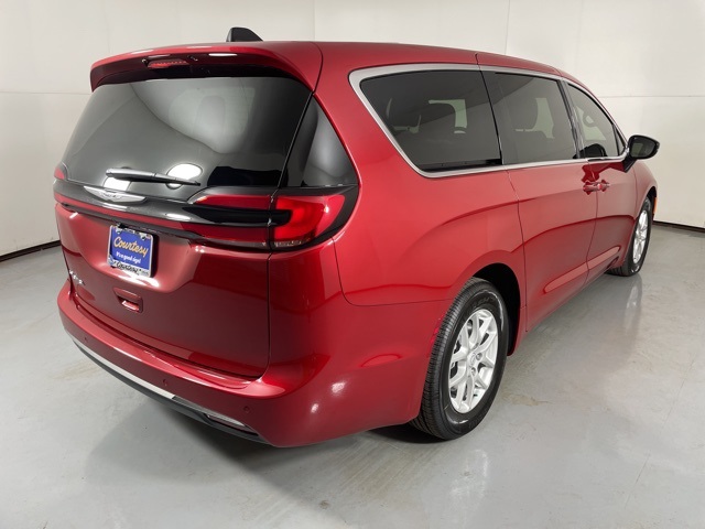 2026 Chrysler Pacifica photo 8