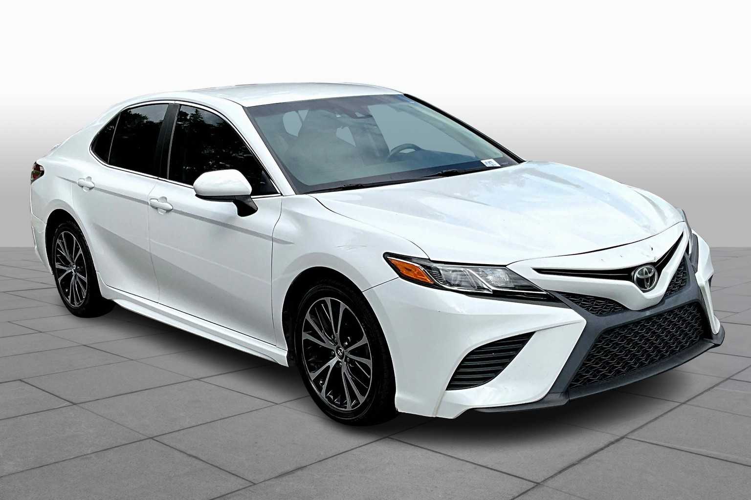 2018 Toyota Camry SE photo 2