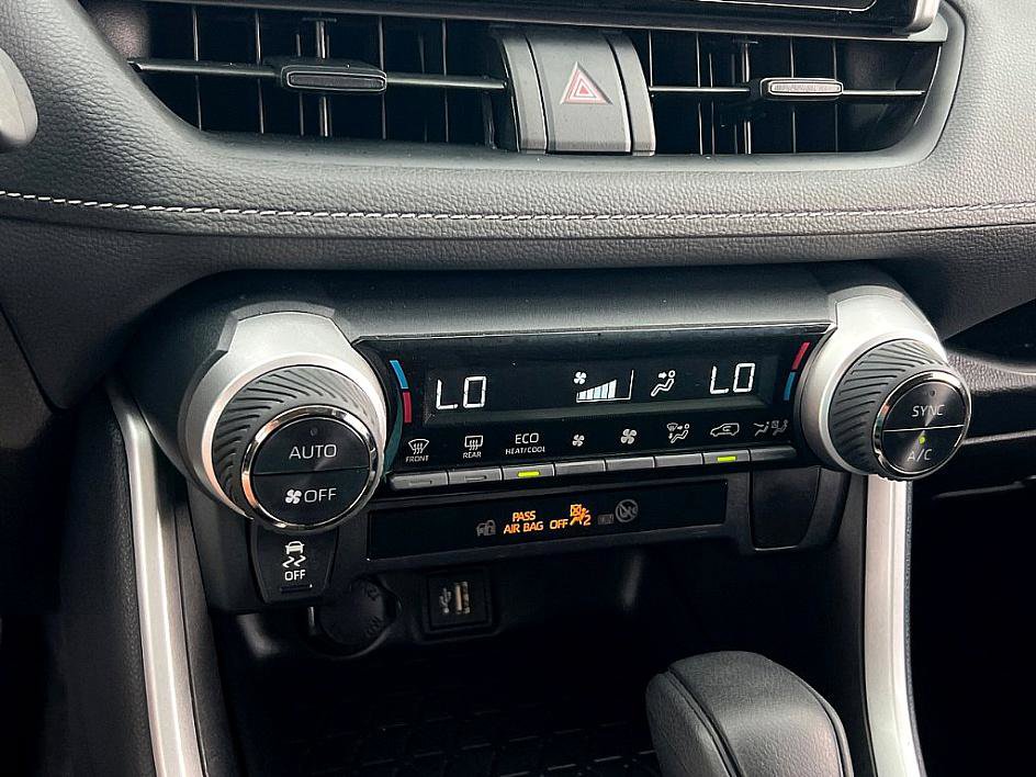 2024 Toyota RAV4 Hybrid XLE photo 13