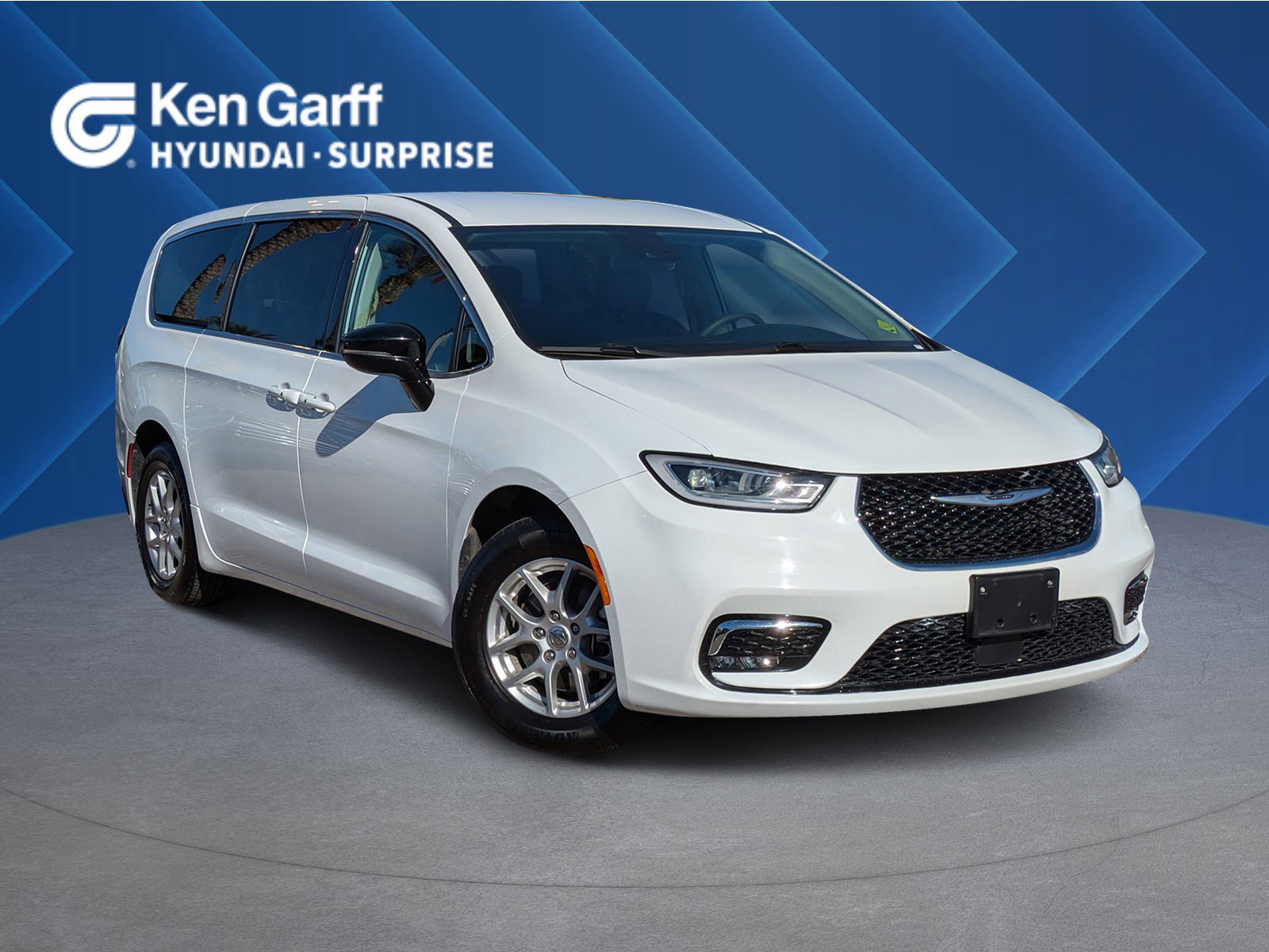 2024 Chrysler Pacifica Touring L's photo