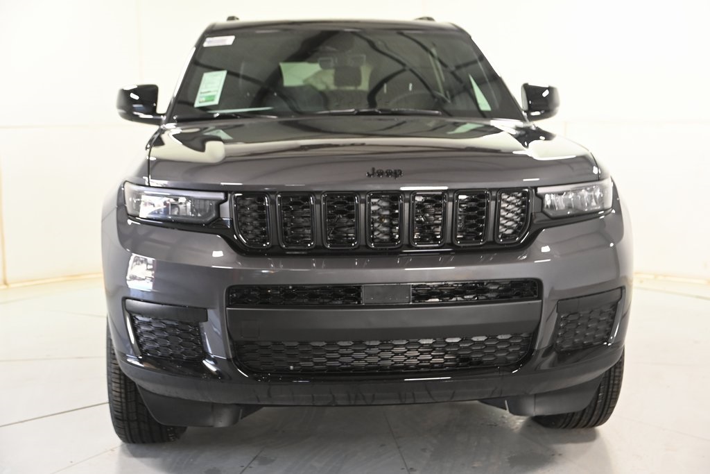 2025 Jeep Grand Cherokee Laredo Altitude photo 3