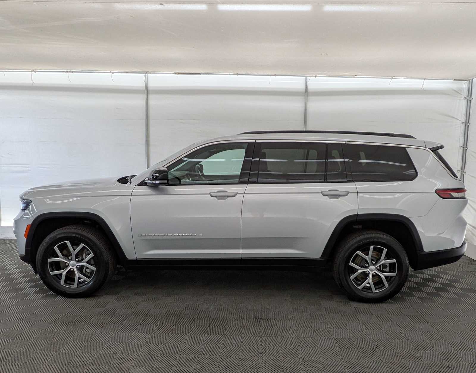 2024 Jeep Grand Cherokee Limited photo 3