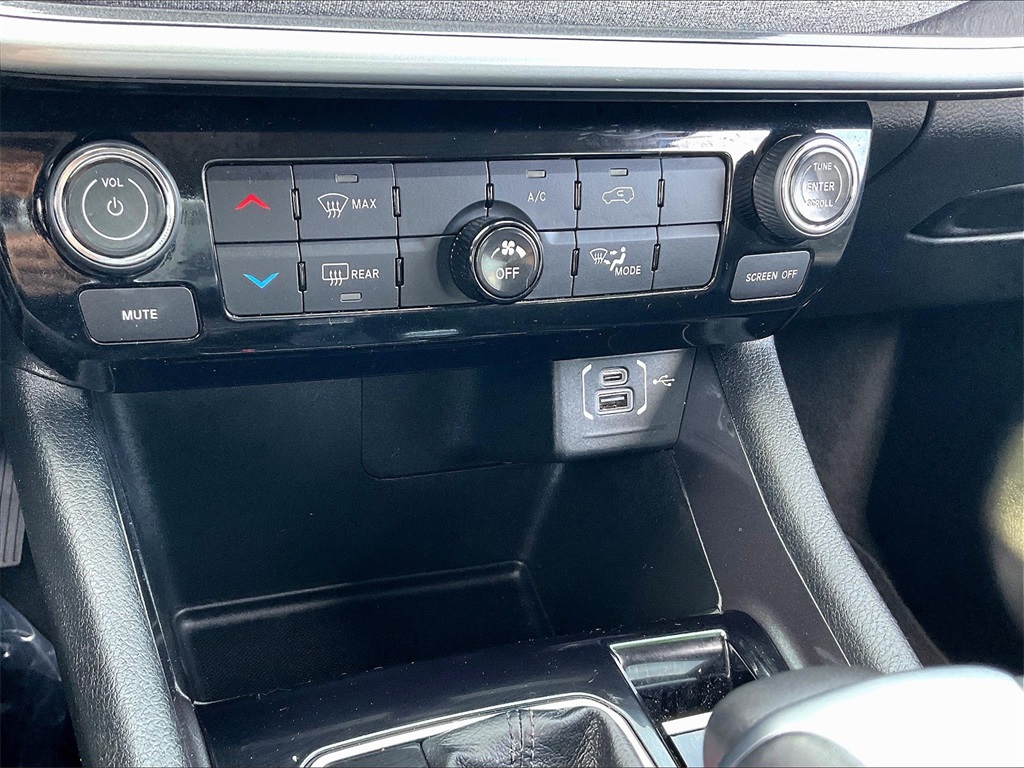 2022 Jeep Compass Latitude Lux photo 25
