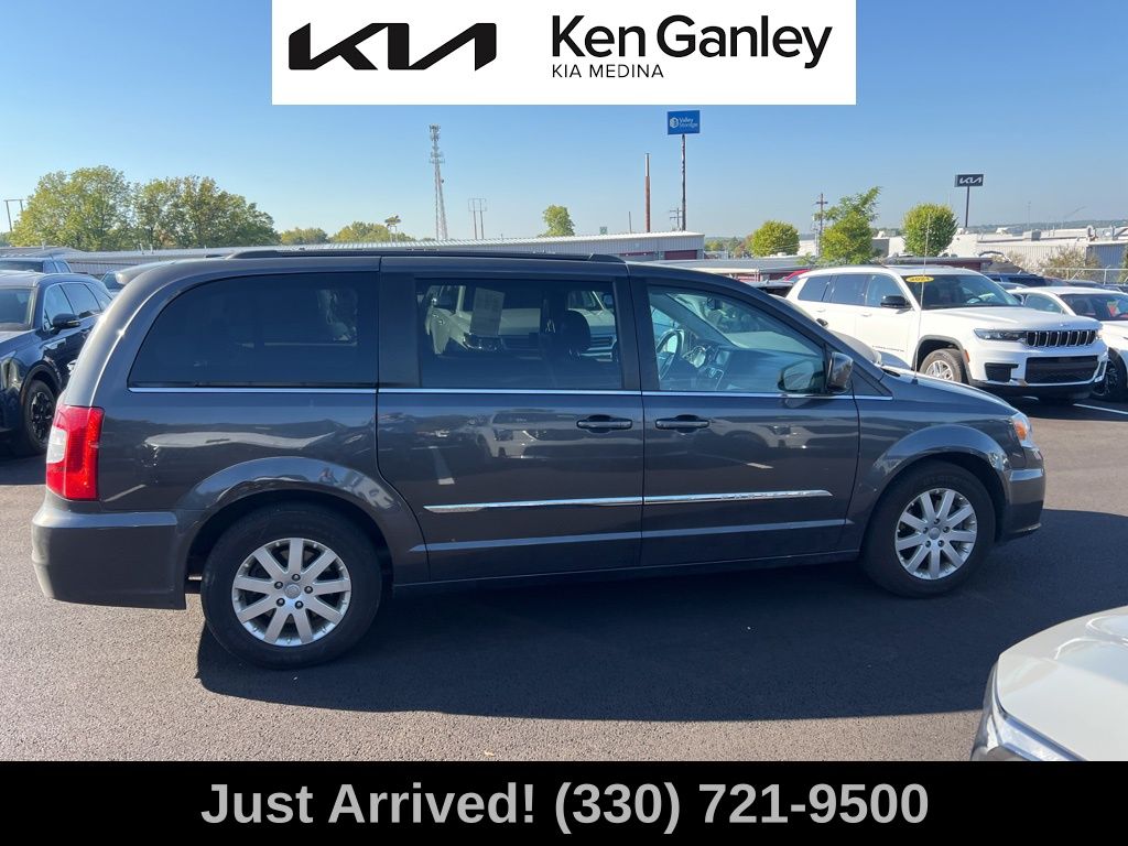 2016 Chrysler Town & Country Touring photo 4