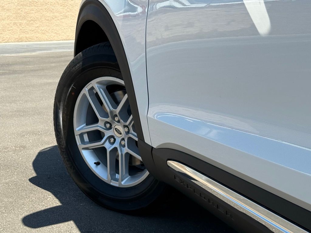 2025 Ford Explorer photo 16