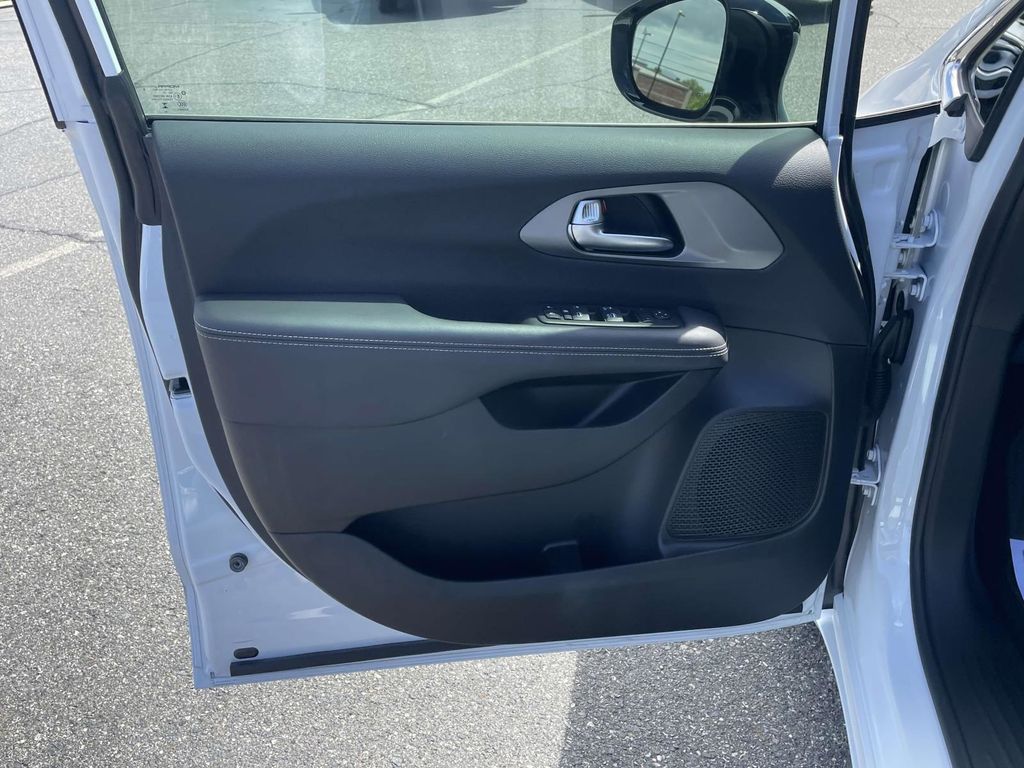 2025 Chrysler Voyager LX photo 23