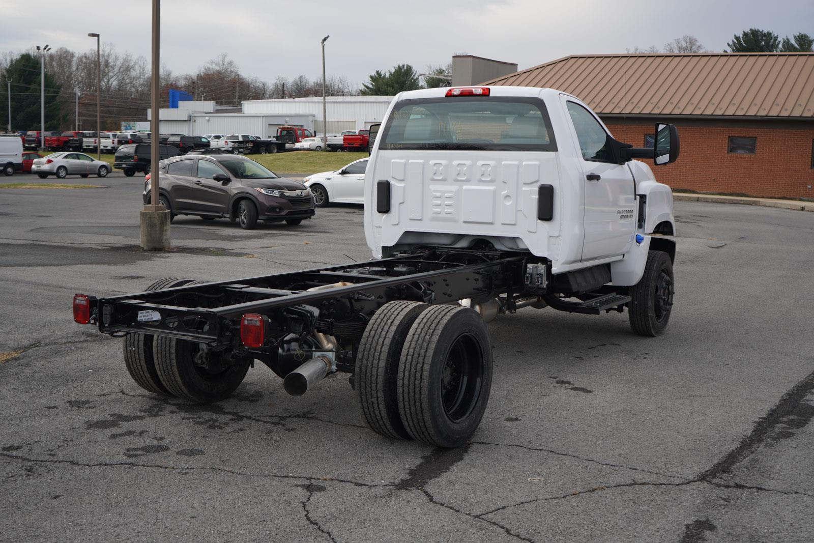 2024 Chevrolet Silverado 6500HD Work Truck photo 3