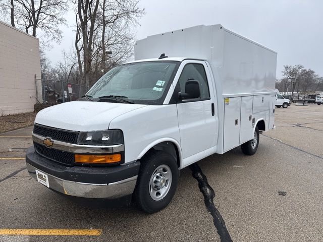 2025 Chevrolet Express Cutaway Base's photo