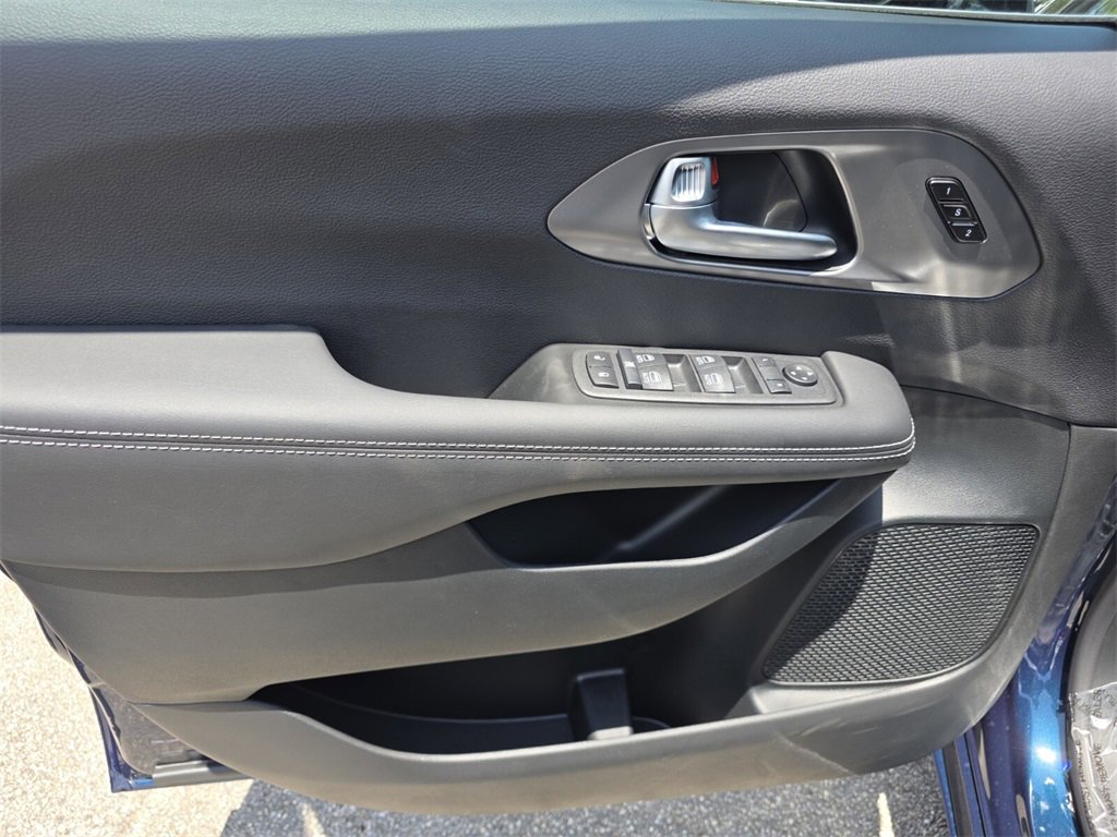 2025 Chrysler Pacifica photo 15