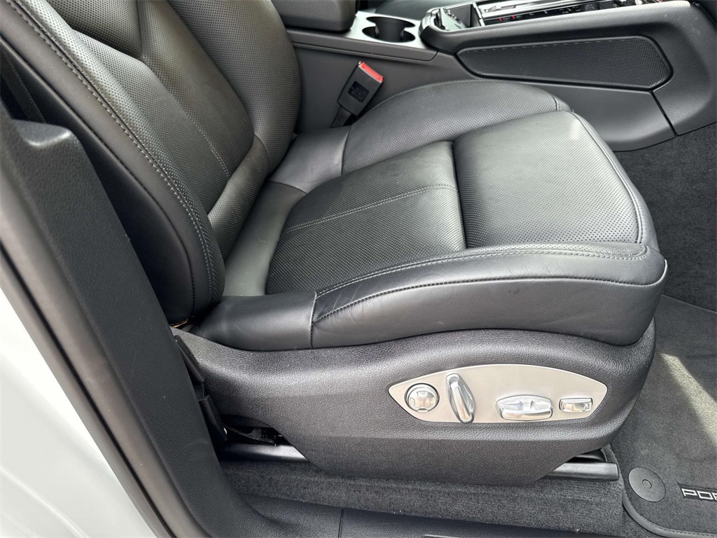 2024 Porsche Macan T photo 17