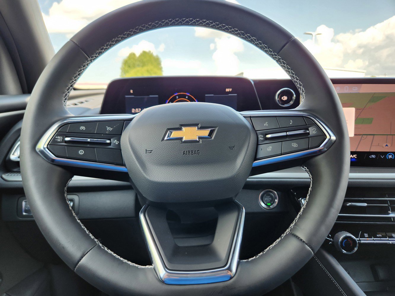 2025 Chevrolet Traverse photo 11