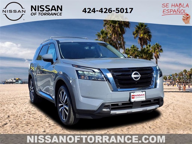 2025 Nissan Pathfinder Platinum's photo