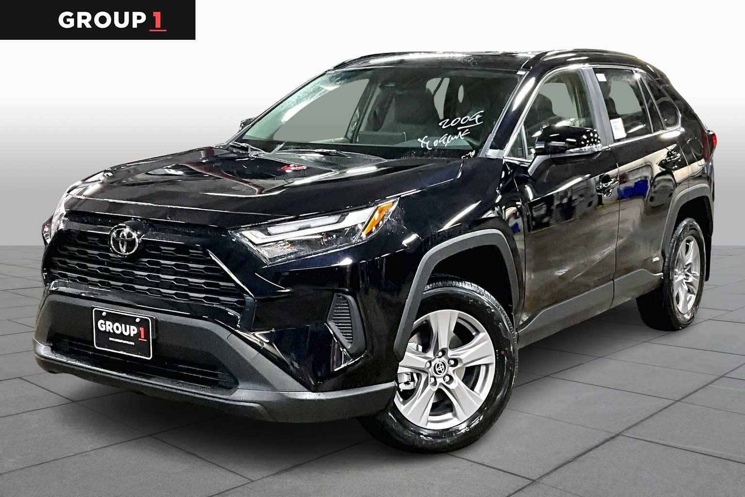 2025 Toyota RAV4 XLE's photo