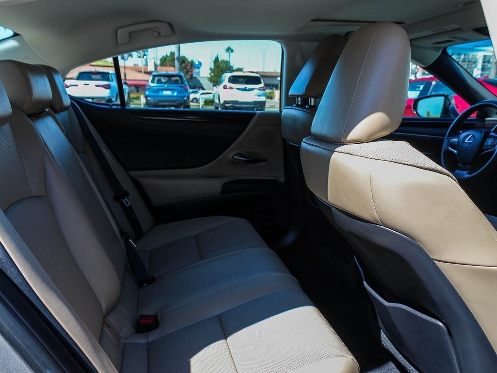 2021 Lexus ES 300h photo 15