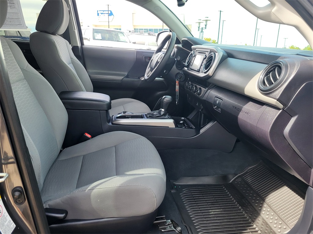 2017 Toyota Tacoma SR5 photo 18