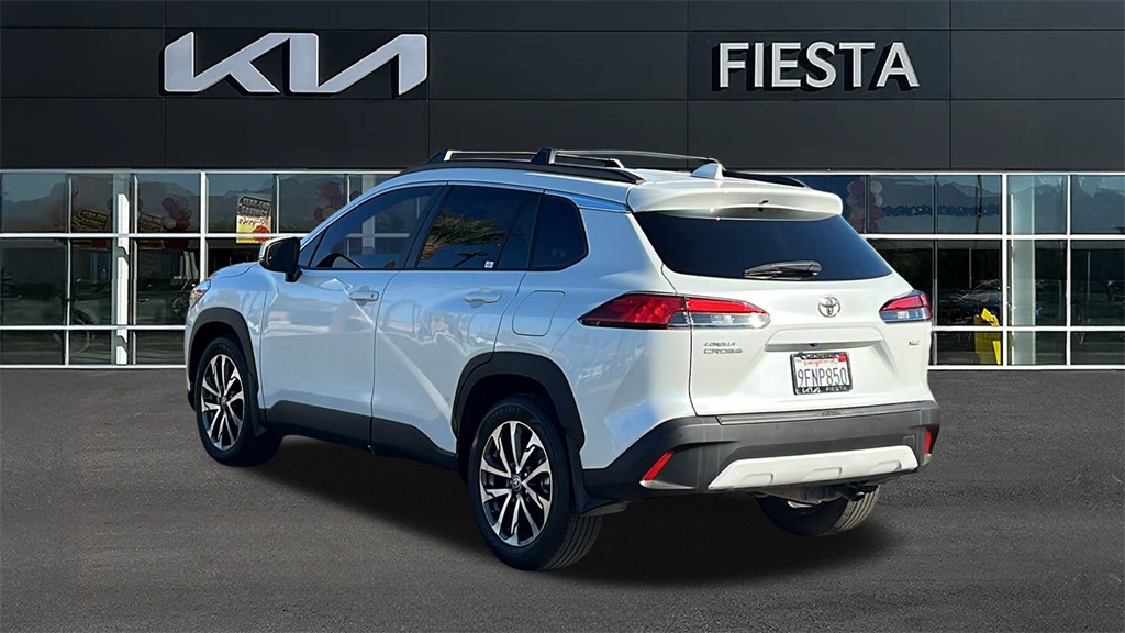 2023 Toyota Corolla Cross XLE photo 3