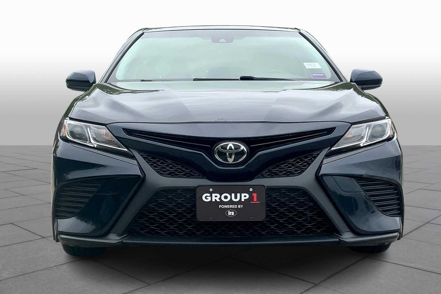 2018 Toyota Camry SE photo 3