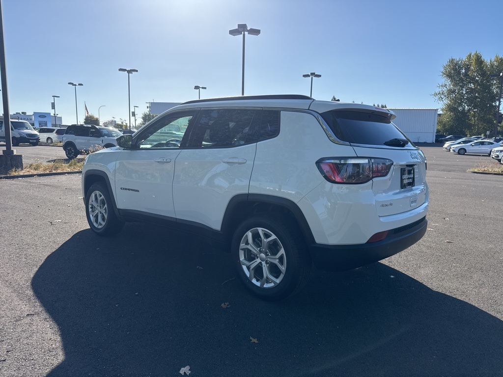 2024 Jeep Compass Latitude photo 2