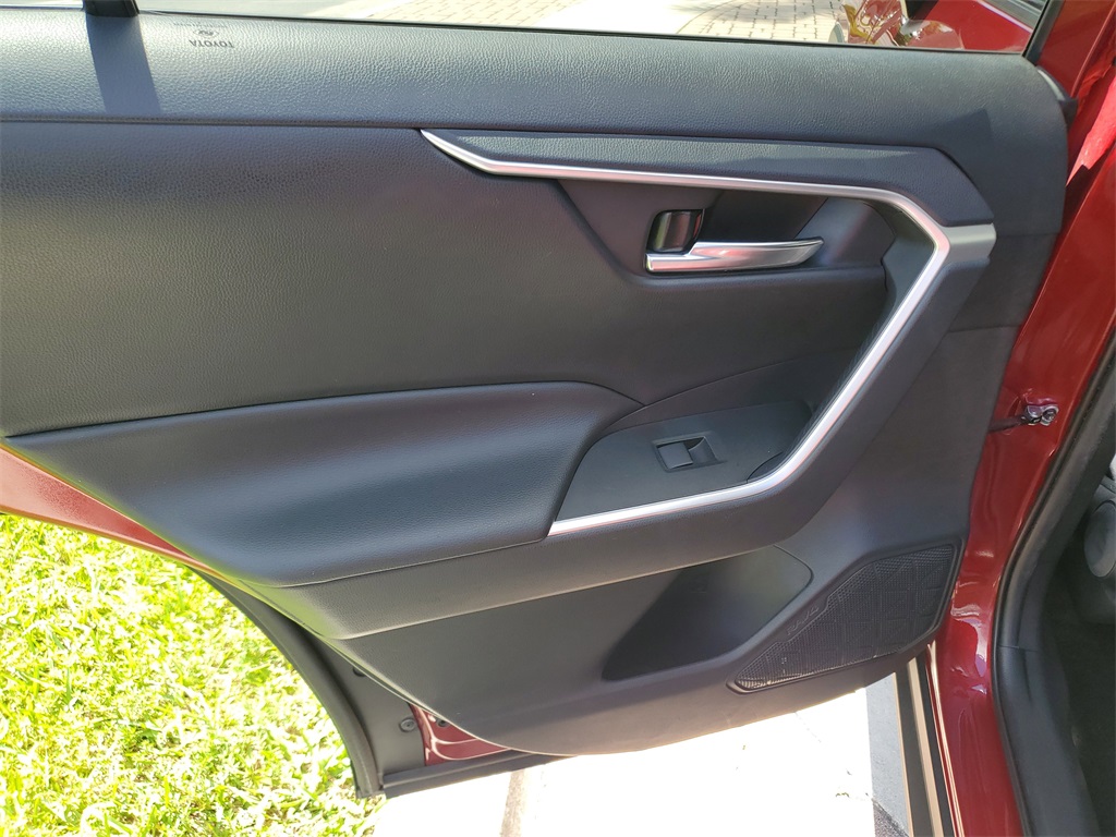 2019 Toyota RAV4 XLE photo 8